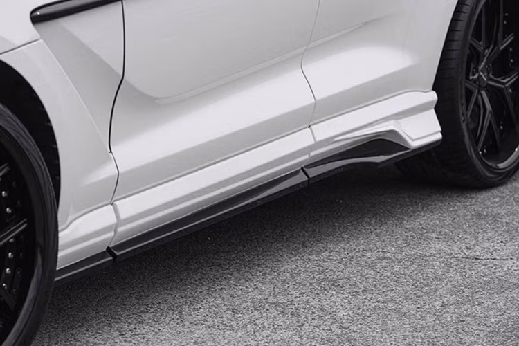 Bộ bodykit “Sports Line Black Bison Edition” được làm bằng nhựa ABS và có thể tùy chọn kết hợp với các tùy chọn mâm xe độ ấn tượng. Chiếc xe trong bài hiện đang được trang bị bộ mâm xe có kích thước 24 inch của Wald được sơn màu đen.