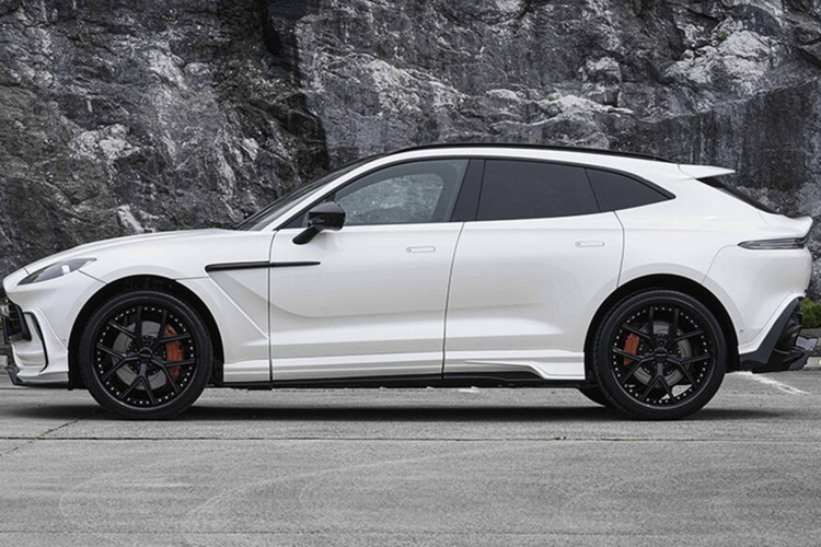 Phần đuôi xe được trang bị bộ khuếch tán màu đen bóng nổi bật hơn cùng với các chi tiết bổ sung cùng màu thân xe kín đáo xung quanh tấm cản sau phía dưới.