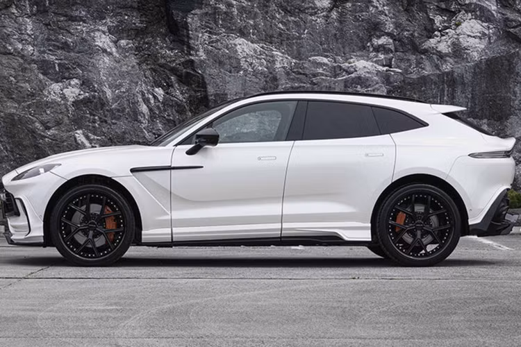 Phần đuôi xe được trang bị bộ khuếch tán màu đen bóng nổi bật hơn cùng với các chi tiết bổ sung cùng màu thân xe kín đáo xung quanh tấm cản sau phía dưới.