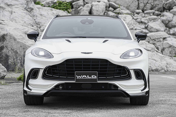 Bộ bodykit Wald độ Aston Martin DBX cỡ lớn mang biệt danh Black Bison với diện mạo không quá hầm hố, dữ dằn như Mansory nhưng lại tăng thêm vẻ hầm hố về mặt diện mạo tổng thể cho DBX.