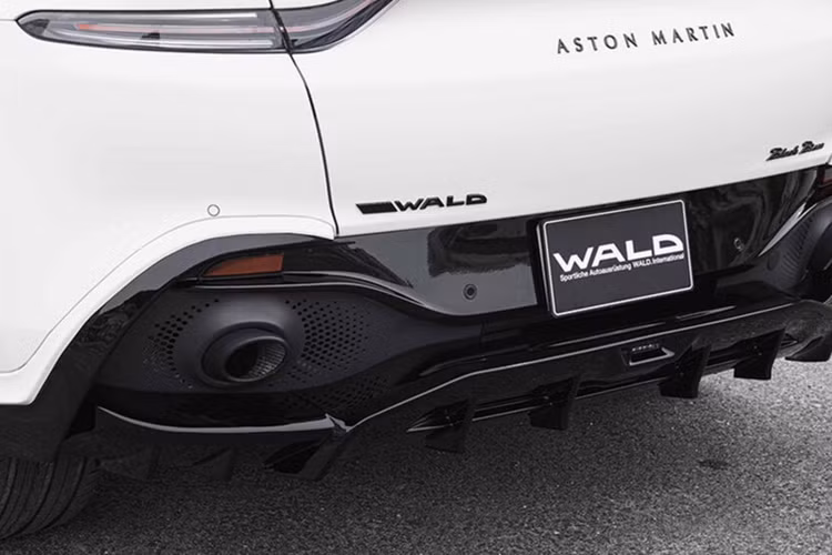 Aston Martin DBX Black Bison Edition không có bất kỳ nâng cấp nào về nội thất, khung gầm hoặc về hiệu năng. Bộ Bodykit này có thể lắp đặt lên DBX bản thường nhưng không vừa nếu lắp lên DBX707.