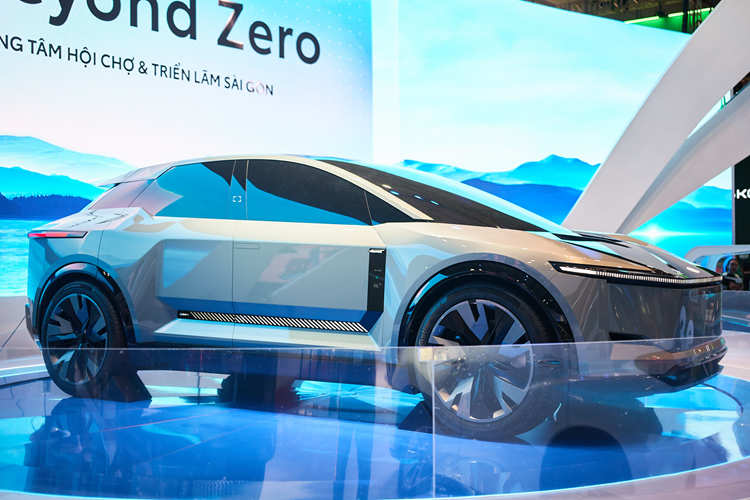 Màn hình hiển thị một số thông tin quan trọng và gương chiếu hậu điện tử ở sát chân kính chắn gió phía trước. Xe có 5 chỗ ngồi. Theo Toyota, chiều cao FT-3e thấp hơn phần lớn các mẫu SUV khác nhưng hãng hứa hẹn không gian trên đầu hành khách vẫn sẽ đảm bảo sự thoải mái nhờ hệ thống pin thế hệ mới được hạ thấp.