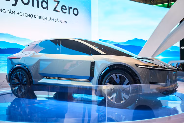 Màn hình hiển thị một số thông tin quan trọng và gương chiếu hậu điện tử ở sát chân kính chắn gió phía trước. Xe có 5 chỗ ngồi. Theo Toyota, chiều cao FT-3e thấp hơn phần lớn các mẫu SUV khác nhưng hãng hứa hẹn không gian trên đầu hành khách vẫn sẽ đảm bảo sự thoải mái nhờ hệ thống pin thế hệ mới được hạ thấp.