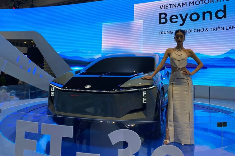 Chỉ biết rằng hãng xe Nhật dự định sẽ hoàn tất bản thương mại của mẫu concept này để kịp đưa lên dây chuyền sản xuất hàng loạt vào năm 2026. Kính chắn gió phía trước nghiêng dần tạo thành đường cong mềm mại cùng mui xe. Bánh trước sát mũi xe, bánh sau đẩy sát đuôi nhằm tối ưu không gian bên trong.