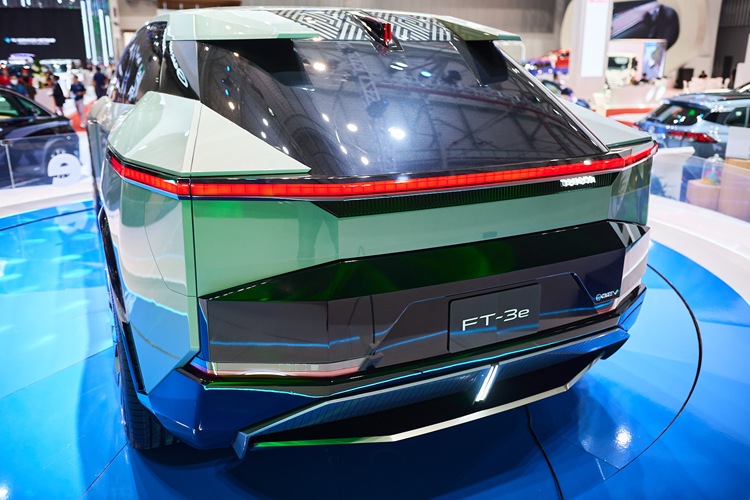 Khoảng để chân ở cả hai hàng ghế trên FT-3e dự kiến rộng hơn chiếc Toyota Alphard, MPV cỡ lớn vốn nổi tiếng về sự thoáng đãng bên trong cabin. Thông tin về hệ truyền động (mô-tơ điện, dung lượng pin) cũng như năng lực vận hành của FT-3e là những điều Toyota chưa tiết lộ.