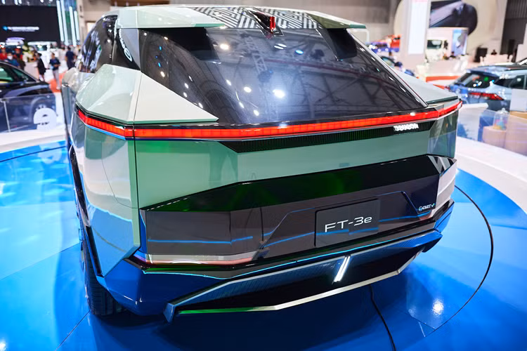 Khoảng để chân ở cả hai hàng ghế trên FT-3e dự kiến rộng hơn chiếc Toyota Alphard, MPV cỡ lớn vốn nổi tiếng về sự thoáng đãng bên trong cabin. Thông tin về hệ truyền động (mô-tơ điện, dung lượng pin) cũng như năng lực vận hành của FT-3e là những điều Toyota chưa tiết lộ.