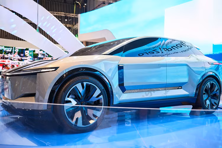 Trong khuôn khổ Triển lãm VMS 2024, Toyota Việt Nam đã mang đến trưng bày mẫu concept FT-3e. Chiếc SUV Toyota FT-3e chạy điện này cũng là một trong số ít những mẫu xe ý tưởng hiếm hoi góp mặt tại sự kiện năm nay.