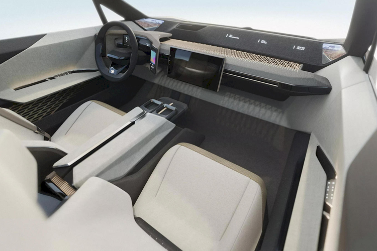 Màn hình cảm ứng cỡ lớn dành cho hệ thống thông tin – giải trí và nhiều chức năng quan trọng của chiếc SUV thuần điện này được đặt lệch sang phía hành khách. Bảng táp-lô và tấm ốp cánh cửa với lớp vải bọc mịn cùng những mảng trang trí đan xen độc đáo.
