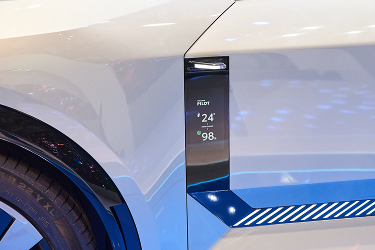 Đây là vóc dáng tương đương với chiếc Toyota Highlander thế hệ hiện tại, ngoại trừ phần chiều cao thấp hơn đáng kể. Đường nét thiết kế trên FT-3e thể hiện sự góc cạnh, cơ bắp và bám sát triết lý “đơn giản nhất có thể” của những chiếc ô tô điện Toyota. Phía trước gây chú ý với dải đèn LED thanh mảnh đứt đoạn ôm trọn chiều ngang đầu xe.