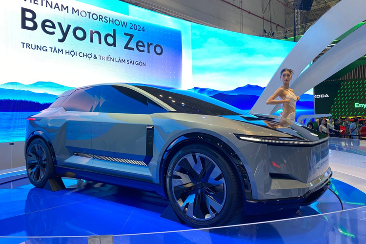 Vô-lăng hình tròn đơn chấu và bảng đồng hồ kỹ thuật số nằm ở vị trí thường thấy trên xe hơi truyền thống. Cụm 2 màn hình cảm ứng đặt dọc phục vụ việc điều khiển một số tính năng vận hành và giải trí cùng màn hình hiển thị trên kính lái (HUD) vẫn được giữ lại.