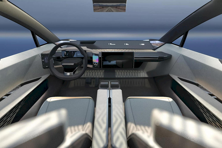 Bên dưới là cụm đèn pha LED, mặt ca-lăng kín bưng đặc trưng trên xe điện. Nắp ca-pô được khoét thêm hai khe thoát gió cỡ lớn. Thân xe được tạo nên từ nhiều mảng hình khối và đường gân dập nổi khỏe khoắn. Tay nắm cửa dạng ẩn, ốp vè bánh xe màu đen bóng và cửa sổ nhỏ dần ở cột C.