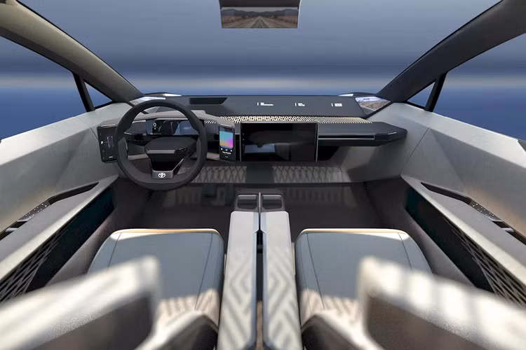 Bên dưới là cụm đèn pha LED, mặt ca-lăng kín bưng đặc trưng trên xe điện. Nắp ca-pô được khoét thêm hai khe thoát gió cỡ lớn. Thân xe được tạo nên từ nhiều mảng hình khối và đường gân dập nổi khỏe khoắn. Tay nắm cửa dạng ẩn, ốp vè bánh xe màu đen bóng và cửa sổ nhỏ dần ở cột C.