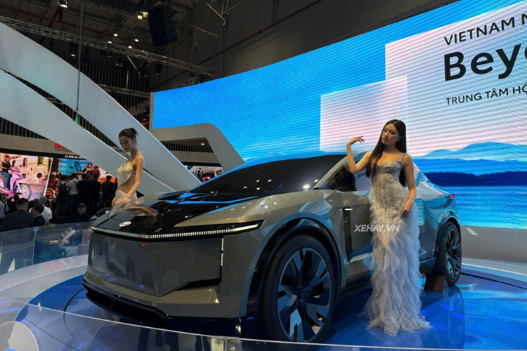 Khu vực đuôi xe bề thế và nổi bật với dải LED thanh mảnh kéo dài đến vòm chắn bùn hai bên, cánh lướt gió khác lạ cùng cản sau màu đen bóng tích hợp bộ khuếch tán gió giúp cải thiện tính khí động học.