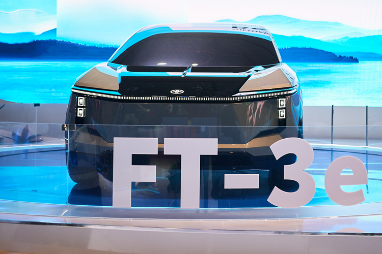 Bên cạnh thiết kế đẹp mắt, ấn tượng của một chiếc SUV, mẫu xe SUV điện Toyota FT-3e được phát triển để trở thành phương tiện tùy chỉnh cá nhân hóa nhờ sự hỗ trợ bởi công nghệ tiên tiến, mang lại trải nghiệm lái hứng khởi và niềm vui trọn vẹn trong suốt hành trình.