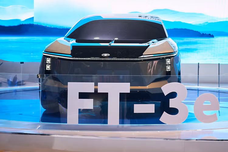 Bên cạnh thiết kế đẹp mắt, ấn tượng của một chiếc SUV, mẫu xe SUV điện Toyota FT-3e được phát triển để trở thành phương tiện tùy chỉnh cá nhân hóa nhờ sự hỗ trợ bởi công nghệ tiên tiến, mang lại trải nghiệm lái hứng khởi và niềm vui trọn vẹn trong suốt hành trình.