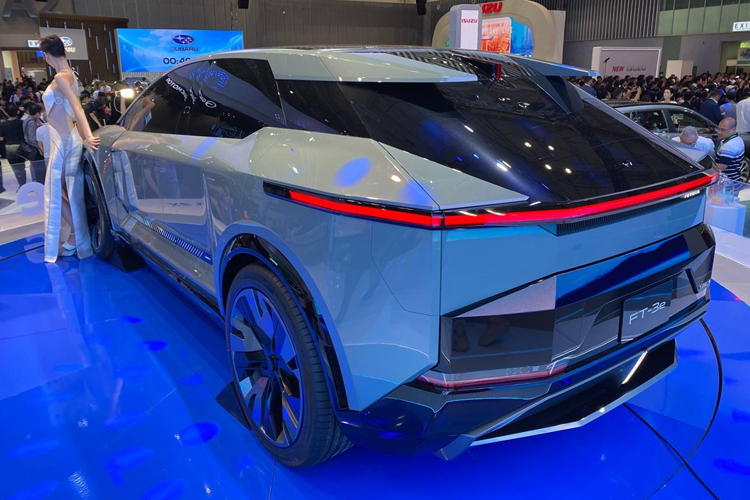 Bộ mâm 22 inch thiết kế cứng cáp, lốp 255/45 trước và 285/40 sau. Hệ thống màn hình và đèn LED chạy dọc cánh cửa sẽ hiển thị một số thông tin như lượng pin còn lại, nhiệt độ và chất lượng không khí bên trong xe khi phát hiện người lái tiến gần đến phương tiện.