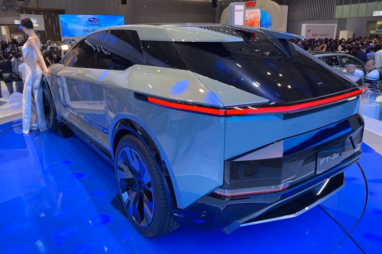 Bộ mâm 22 inch thiết kế cứng cáp, lốp 255/45 trước và 285/40 sau. Hệ thống màn hình và đèn LED chạy dọc cánh cửa sẽ hiển thị một số thông tin như lượng pin còn lại, nhiệt độ và chất lượng không khí bên trong xe khi phát hiện người lái tiến gần đến phương tiện.