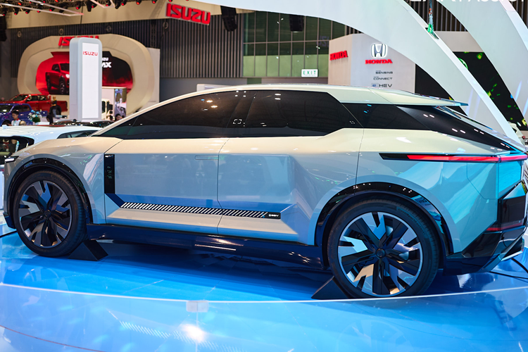Lần đầu ra mắt tại Japan Mobility Show 2023, chiếc xe Toyota concept FT-3e nhanh chóng thu hút sự chú ý nhờ thiết kế hiện đại cùng những công nghệ tiên tiến. Xe có kích thước chiều dài x rộng x cao tổng thể lần lượt là 4.860 x 1.955 x 1.595 mm và chiều dài cơ sở 3.000 mm, khoảng sáng gầm đạt mức 200 mm.