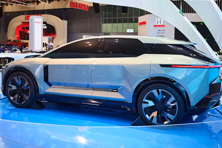 Lần đầu ra mắt tại Japan Mobility Show 2023, chiếc xe Toyota concept FT-3e nhanh chóng thu hút sự chú ý nhờ thiết kế hiện đại cùng những công nghệ tiên tiến. Xe có kích thước chiều dài x rộng x cao tổng thể lần lượt là 4.860 x 1.955 x 1.595 mm và chiều dài cơ sở 3.000 mm, khoảng sáng gầm đạt mức 200 mm.