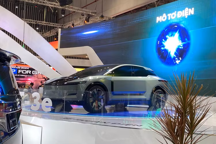 Nội thất của FT-3e có phần bám sát truyền thống hơn so với các xe concept khác được Toyota và Lexus trình diễn đợt này, dù vẫn đi theo phong cách tối giản và đậm chất tương lai.