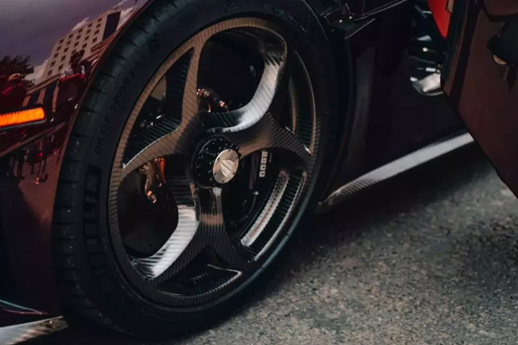 Thông tin này ngay lập tức thu hút sự quan tâm của giới mê xe, như vậy, sau gần 2 năm phải sang Thụy Điển sửa chữa, Koenigsegg Regera sắp tái xuất tại Việt Nam, và địa điểm đầu tiên mà bom tấn này lăn bánh sẽ là Nha Trang, nơi sẽ có 1 sự kiện siêu xe rất hoành tráng.