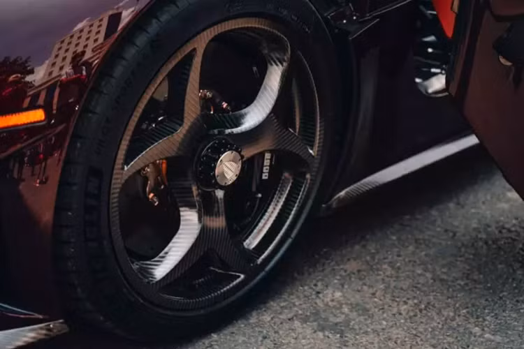 Thông tin này ngay lập tức thu hút sự quan tâm của giới mê xe, như vậy, sau gần 2 năm phải sang Thụy Điển sửa chữa, Koenigsegg Regera sắp tái xuất tại Việt Nam, và địa điểm đầu tiên mà bom tấn này lăn bánh sẽ là Nha Trang, nơi sẽ có 1 sự kiện siêu xe rất hoành tráng.