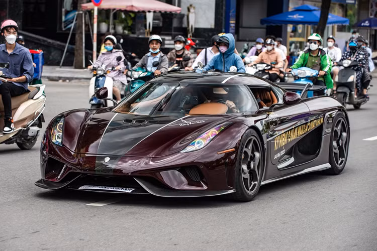 Siêu xe megacar Koenigsegg Regera của Hoàng Kim Khánh sử dụng hệ dẫn động hybrid với máy xăng V8, Biturbo, dung tích 5.0 lít và 3 mô-tơ điện nhằm cung cấp ra công suất tổng cộng là 1.500 mã lực và mô-men xoắn cực đại 2.000 Nm.