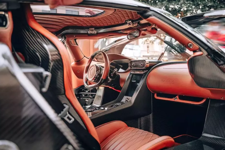 Koenigsegg Regera của Hoàng Kim Khánh sở hữu ngoại thất đỏ carbon, đây là 1 trong các bộ áo siêu đắt tiền, chưa hết, ngoại thất xe không thiếu các chi tiết carbon trần, ngoài ra, còn có bộ mâm làm hoàn toàn từ sợi carbon.