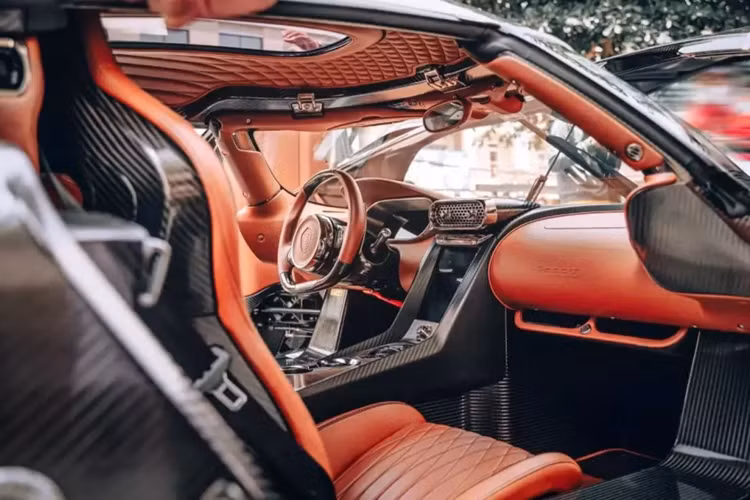 Koenigsegg Regera của Hoàng Kim Khánh sở hữu ngoại thất đỏ carbon, đây là 1 trong các bộ áo siêu đắt tiền, chưa hết, ngoại thất xe không thiếu các chi tiết carbon trần, ngoài ra, còn có bộ mâm làm hoàn toàn từ sợi carbon.