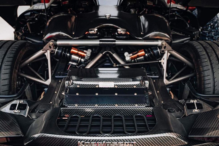 Trên toàn thế giới chỉ có đúng 80 chiếc siêu xe Koenigsegg Regera được sản xuất và ước tính trên 12 chiếc mang màu đỏ carbon, sở dĩ bộ áo này được ưa chuộng vì tính thẩm mỹ cao, đúng với ngành nghề mà vợ chồng đại gia Hoàng Kim Khánh đang kinh doanh.