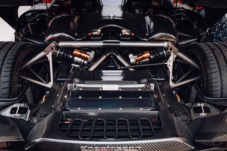 Trên toàn thế giới chỉ có đúng 80 chiếc siêu xe Koenigsegg Regera được sản xuất và ước tính trên 12 chiếc mang màu đỏ carbon, sở dĩ bộ áo này được ưa chuộng vì tính thẩm mỹ cao, đúng với ngành nghề mà vợ chồng đại gia Hoàng Kim Khánh đang kinh doanh.