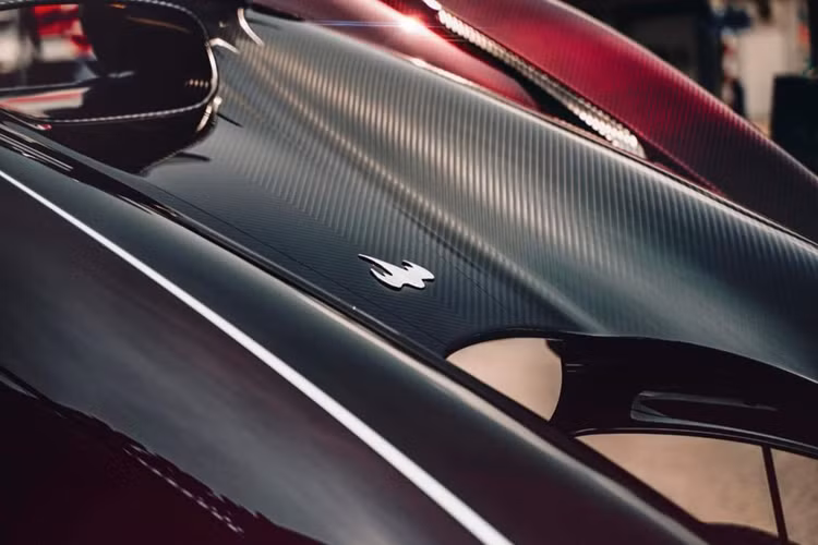 Siêu phẩm Koenigsegg Regera này được chào bán 2,9 triệu đô la, tương đương 67 tỷ đồng, vợ chồng đại gia này chia sẻ phải bỏ ra 200 tỷ đồng để sở hữu xe.