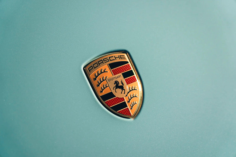 Ngoài ra, gói Sound Package Plus sẽ loại bỏ nốt dàn loa Bose và trang bị kính chống nhiệt đặc biệt cho xe. Tất cả những thay đổi này sẽ giúp Taycan Turbo GT nhẹ hơn 71 kg so với Taycan Turbo S, nâng cao tỷ lệ công suất trên khối lượng.