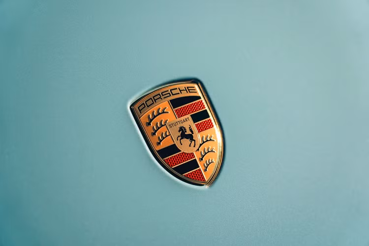 Ngoài ra, gói Sound Package Plus sẽ loại bỏ nốt dàn loa Bose và trang bị kính chống nhiệt đặc biệt cho xe. Tất cả những thay đổi này sẽ giúp Taycan Turbo GT nhẹ hơn 71 kg so với Taycan Turbo S, nâng cao tỷ lệ công suất trên khối lượng.