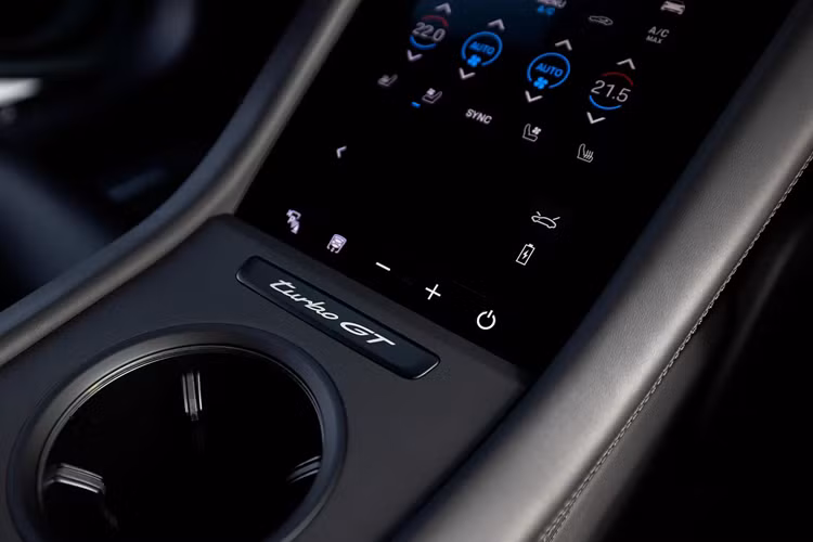 Nếu chọn trang bị gói Weissach, hàng ghế phía sau sẽ được loại bỏ và bổ sung vách ngăn bằng sợi carbon, biến chiếc xe thành một cỗ máy tập trung vào đường đua với 2 chỗ ngồi. Đồng hồ analog, thảm trải sàn, cổng sạc bên phía người lái và thậm chí cả một số chất liệu cách âm cũng được tháo bớt ra nhằm tinh giản khối lượng.