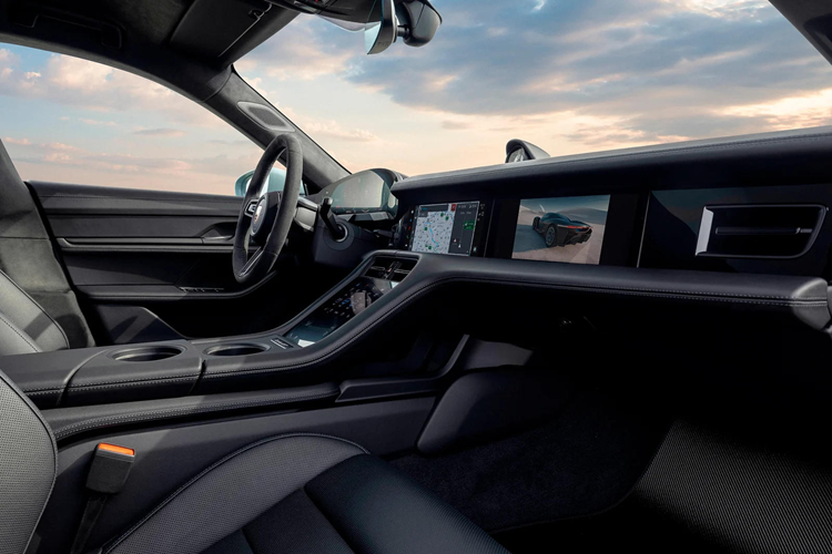 Ngoài ra, xe còn có các chi tiết hoàn thiện bằng sợi carbon trên cột B, giống với ốp sườn SportDesign và ốp gương chiếu hậu. Bộ mâm đúc 21 inch mới. Mẫu xe này có 6 màu sơn ngoại thất, bao gồm màu xanh ánh kim Pale Blue Metallic và màu tím ánh kim Purple Sky Metallic.