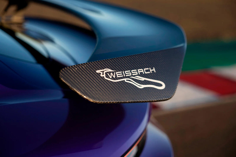 Porsche cho biết Taycan Turbo GT với gói Weissach giữ danh hiệu “mẫu xe điện sản xuất hàng loạt nhanh nhất” tại trường đua Weathertech Raceway Laguna Seca với thời gian hoàn thành một vòng đua là 1 phút 27 giây 87.