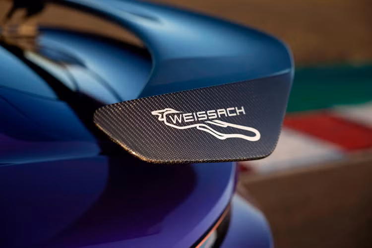 Porsche cho biết Taycan Turbo GT với gói Weissach giữ danh hiệu “mẫu xe điện sản xuất hàng loạt nhanh nhất” tại trường đua Weathertech Raceway Laguna Seca với thời gian hoàn thành một vòng đua là 1 phút 27 giây 87.