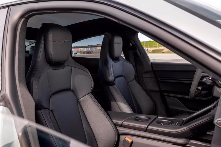 Hơn nữa, chủ xe có thể tùy biến Taycan Turbo GT theo ý muốn bằng cách thêm đề can hoặc thông qua chương trình sơn tùy biến do bộ phận Porsche Exclusive Manufaktur cung cấp. Bên trong cabin, Porsche chọn chất liệu Race-Tex và bọc da màu đen cho ghế thể thao chỉnh điện 18 hướng và vô lăng GT Sport.