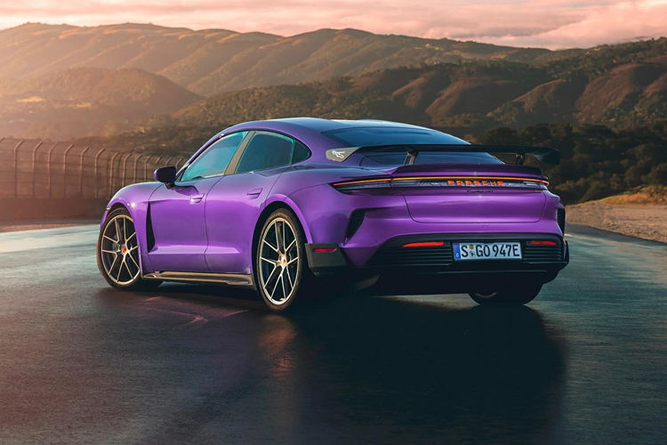 Tỷ số của hộp số 2 cấp được điều chỉnh lại. Hệ thống treo Porsche Active Ride với khả năng tùy biến dành riêng cho Turbo GT là tiêu chuẩn, giữ cho xe luôn phẳng và cân bằng khi lái trên đường đua.