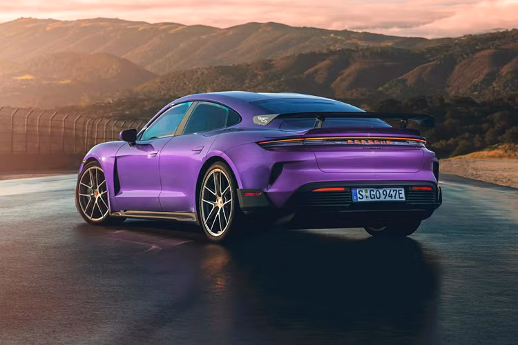 Tỷ số của hộp số 2 cấp được điều chỉnh lại. Hệ thống treo Porsche Active Ride với khả năng tùy biến dành riêng cho Turbo GT là tiêu chuẩn, giữ cho xe luôn phẳng và cân bằng khi lái trên đường đua.