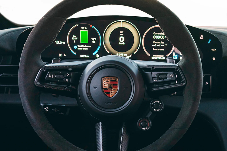 Huy hiệu Turbo GT xuất hiện trên tựa đầu và cụm điều khiển trung tâm. Khoang cabin có tông màu tối chủ đạo nhưng có thể được tùy chọn trang trí bằng tông màu tương phản xanh Volt Blue hoặc bạc GT Silver.