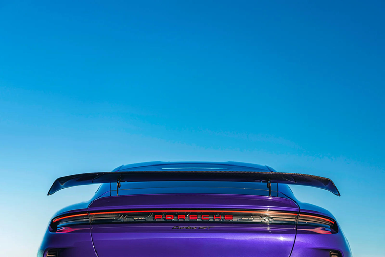 Turbo GT cũng nhận được một số nâng cấp khác biệt so với Turbo và Turbo S tiêu chuẩn, bao gồm bộ biến tần xung carbine silicon mạnh hơn ở trục sau.