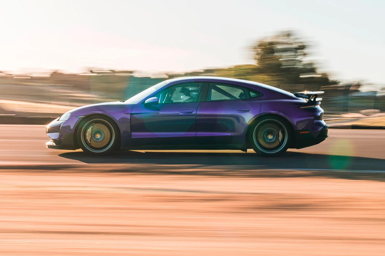 Porsche Taycan Turbo GT thể thao được trang bị hệ thống mô-tơ điện kép được sử dụng trong Taycan Turbo S, có tổng công suất đạt 777 mã lực ở trạng thái tiêu chuẩn. Khi kích hoạt tính năng Launch Control, công suất sẽ tăng lên ngưỡng 1.019 mã lực và thậm chí có thể duy trì ở mức cực đại là 1.092 mã lực trong vòng 2 giây.