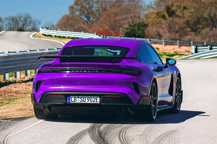 Xe dự kiến sẽ được giao đến tay khách hàng vào mùa hè năm 2024, mức giá xe Porsche Taycan Turbo GT 2025 khởi điểm từ 230.000 USD (5,667 tỷ đồng) tại Mỹ, tăng 21.000 USD (517 triệu đồng) so với Taycan Turbo S và cũng chính thức trở thành biến thể Taycan đắt nhất cho đến nay.