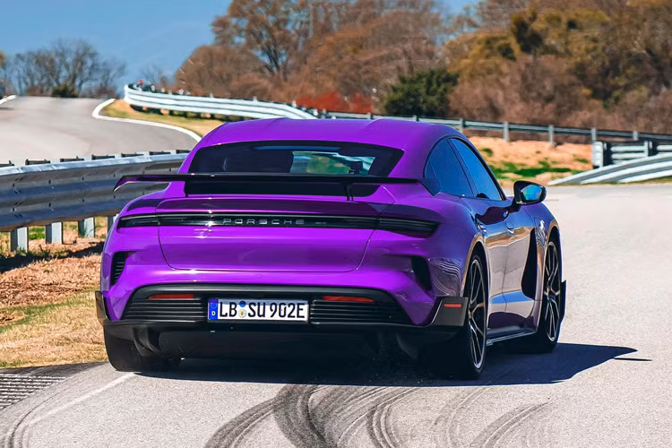 Xe dự kiến sẽ được giao đến tay khách hàng vào mùa hè năm 2024, mức giá xe Porsche Taycan Turbo GT 2025 khởi điểm từ 230.000 USD (5,667 tỷ đồng) tại Mỹ, tăng 21.000 USD (517 triệu đồng) so với Taycan Turbo S và cũng chính thức trở thành biến thể Taycan đắt nhất cho đến nay.