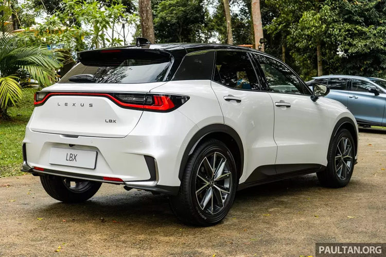 Tuy nhiên, lưới tản nhiệt của xe có thiết kế không viền, tương tự Lexus RX thế hệ mới. Ngoài ra, Lexus LBX còn được trang bị nẹp màu bạc nằm vắt ngang đầu xe, nối với hai bên đèn pha. Nhìn từ bên sườn, Lexus LBX trông khá vuông vức nhờ khoảng cách ngắn giữa đầu/đuôi xe đến trục trước/sau và chiều dài cơ sở khá dài.