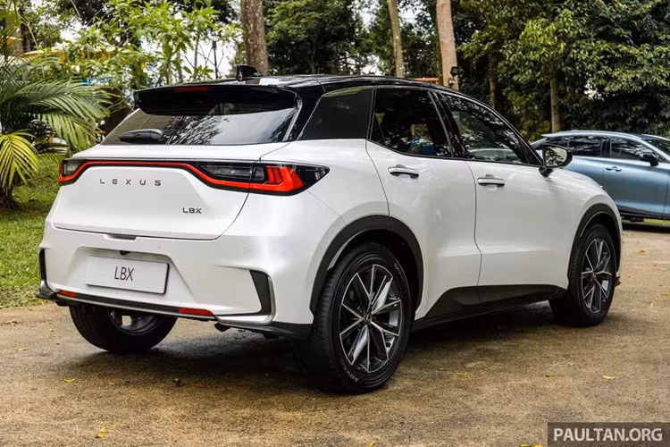 Tuy nhiên, lưới tản nhiệt của xe có thiết kế không viền, tương tự Lexus RX thế hệ mới. Ngoài ra, Lexus LBX còn được trang bị nẹp màu bạc nằm vắt ngang đầu xe, nối với hai bên đèn pha. Nhìn từ bên sườn, Lexus LBX trông khá vuông vức nhờ khoảng cách ngắn giữa đầu/đuôi xe đến trục trước/sau và chiều dài cơ sở khá dài.