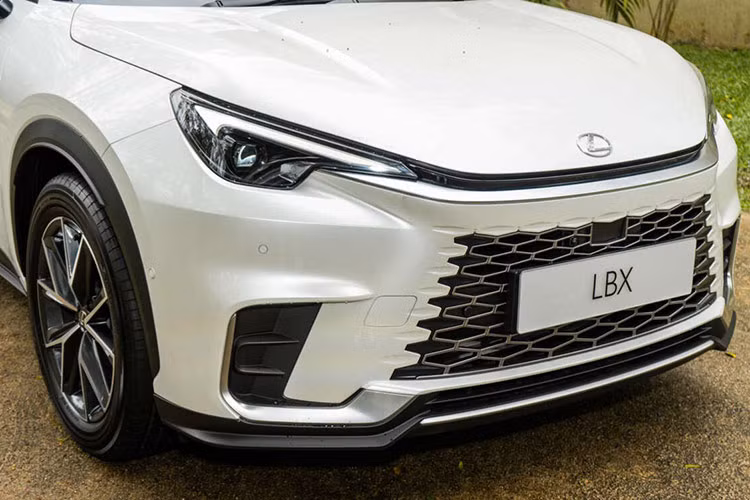 Phần nóc xe được trang trí bằng nẹp màu bạc kéo dài đến cánh gió mui. Tùy theo phiên bản, mẫu SUV hạng sang này sẽ dùng vành hợp kim 17 inch hoặc 18 inch. Đằng sau, LBX được trang bị dải đèn hậu LED nối liền hai bên và tem chữ nổi "Lexus" trên cửa cốp thay cho logo của hãng.