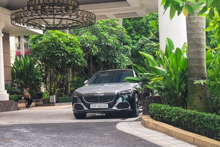 Xe có hệ thống thông tin giải trí bao gồm: màn hình cảm ứng kích thước 12.8 inch công nghệ OLED, hỗ trợ kết nối Apple CarPlay/Android Auto, điều khiển bằng cử chỉ MBUX Interior Assistant, đi kèm 2 màn hình giải trí trên lưng ghế trước 11,6 inch